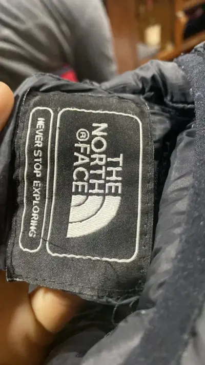 Chaqueta negra The North Face con capucha - miniatura 2