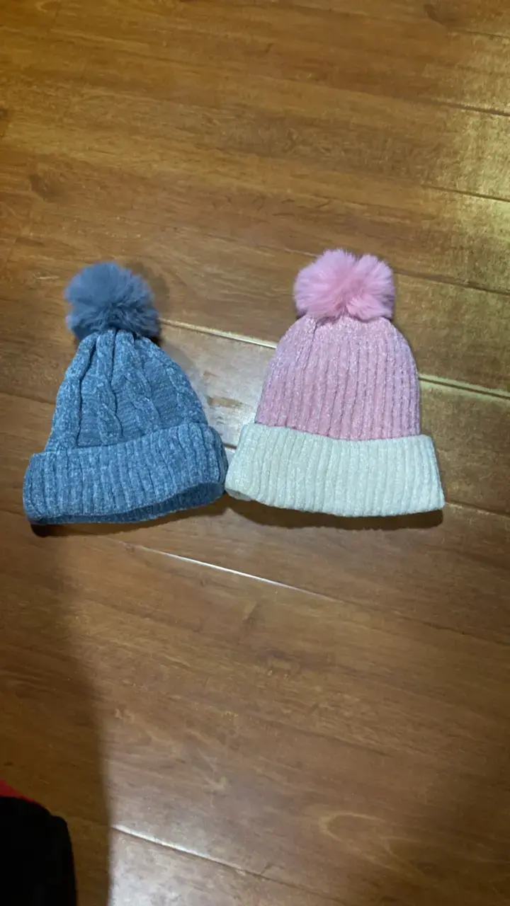 Gorros de lana con pompones para invierno