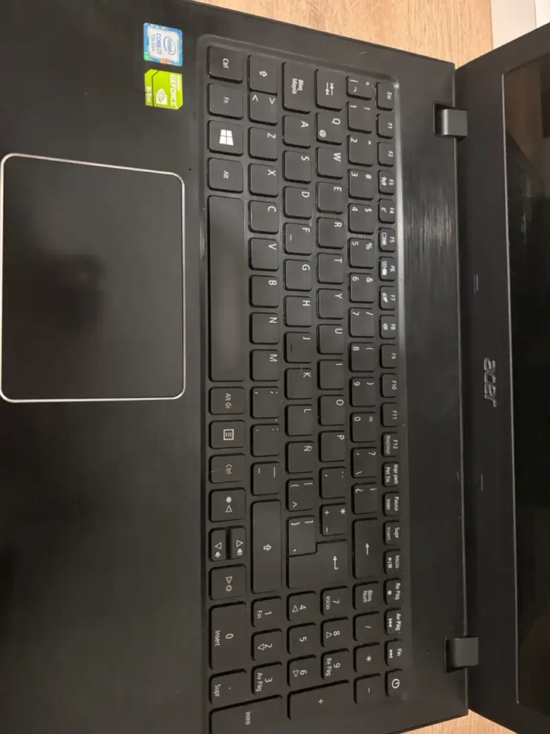Laptop Acer con Intel Core i5 y NVIDIA GeForce - 4