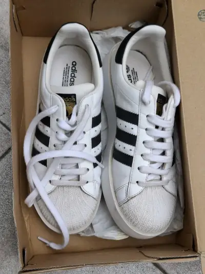 Zapatillas Adidas Superstar blancas y negras - miniatura 1