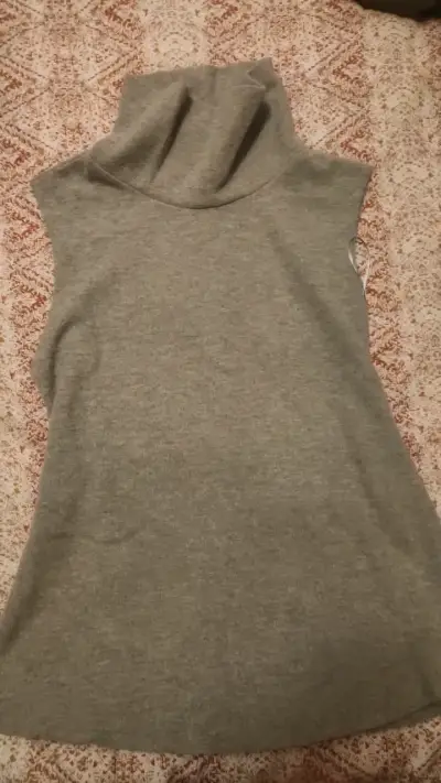 Chaleco sin mangas gris con cuello alto - miniatura 1