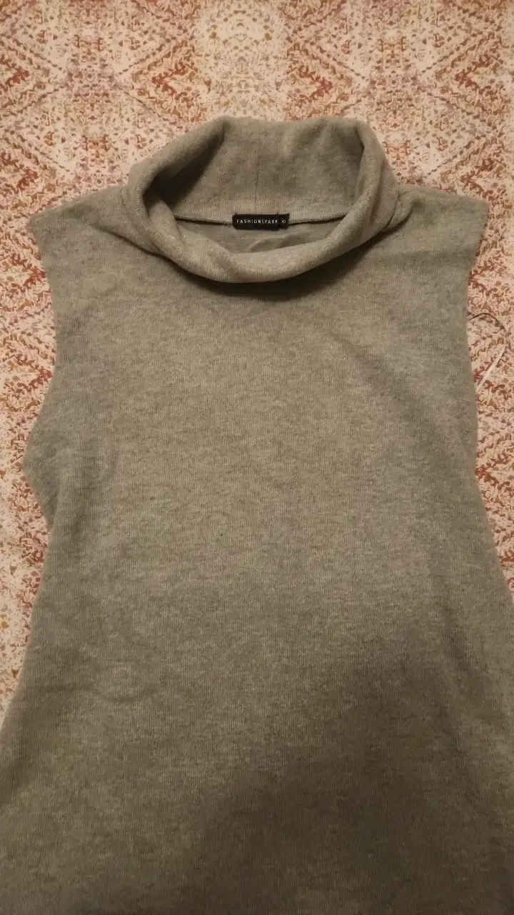 Chaleco sin mangas gris con cuello alto - 2