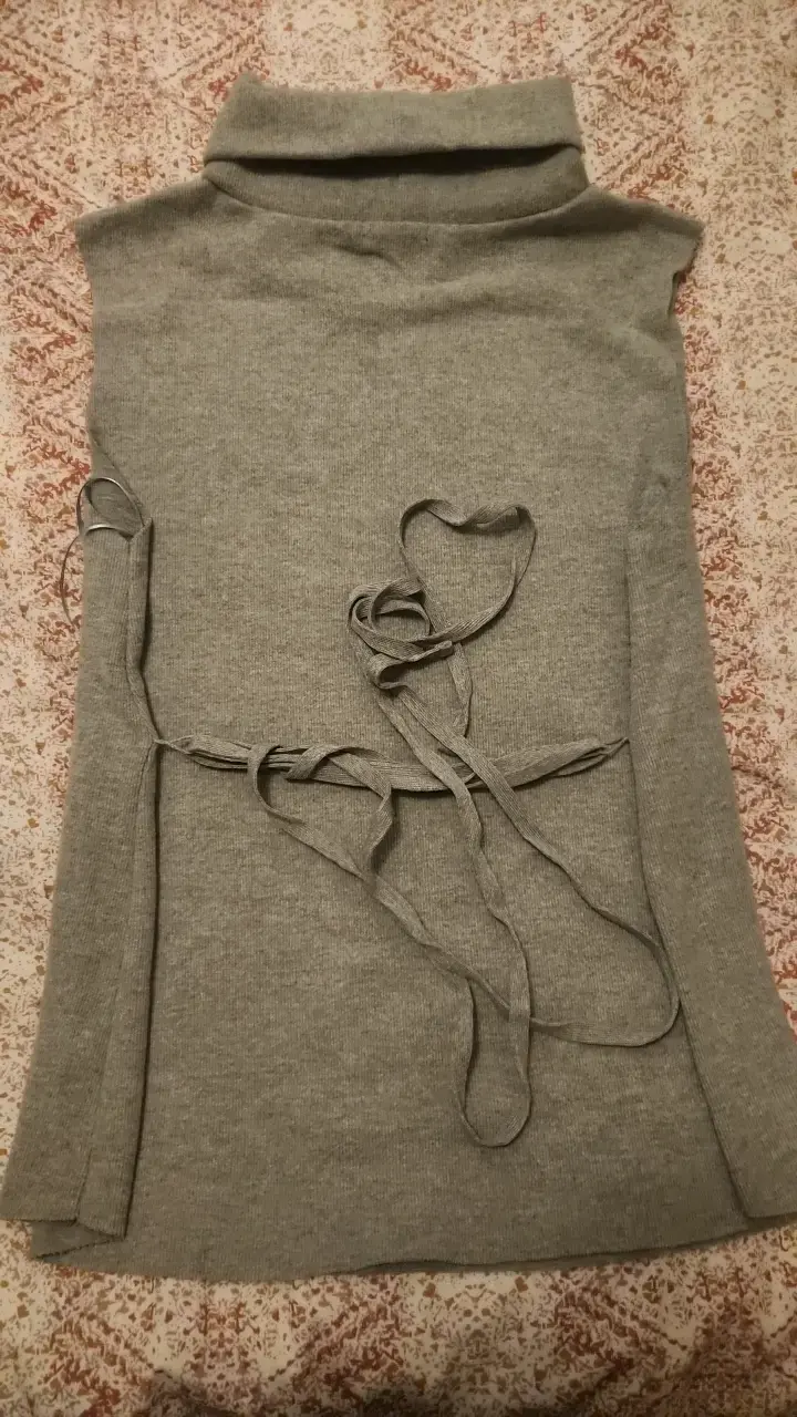 Chaleco sin mangas gris con cuello alto - 3