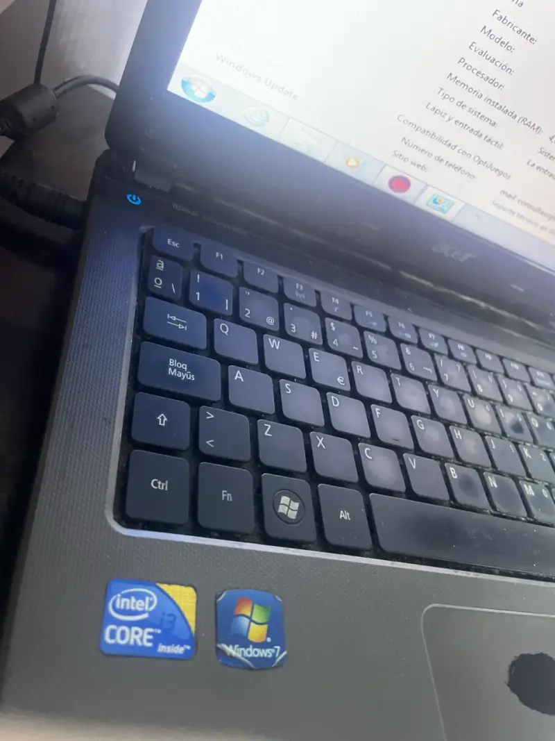 Laptop Acer con Intel Core i3 y Windows 7 - 3