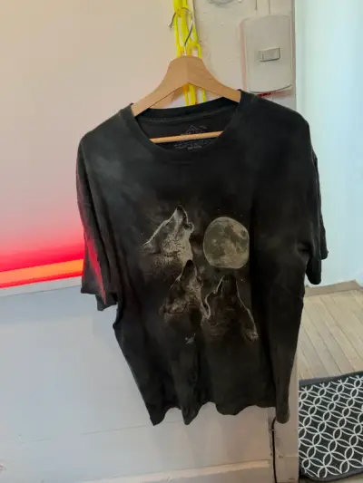 Polera negra verde lobos The Mountain vintage - miniatura 1
