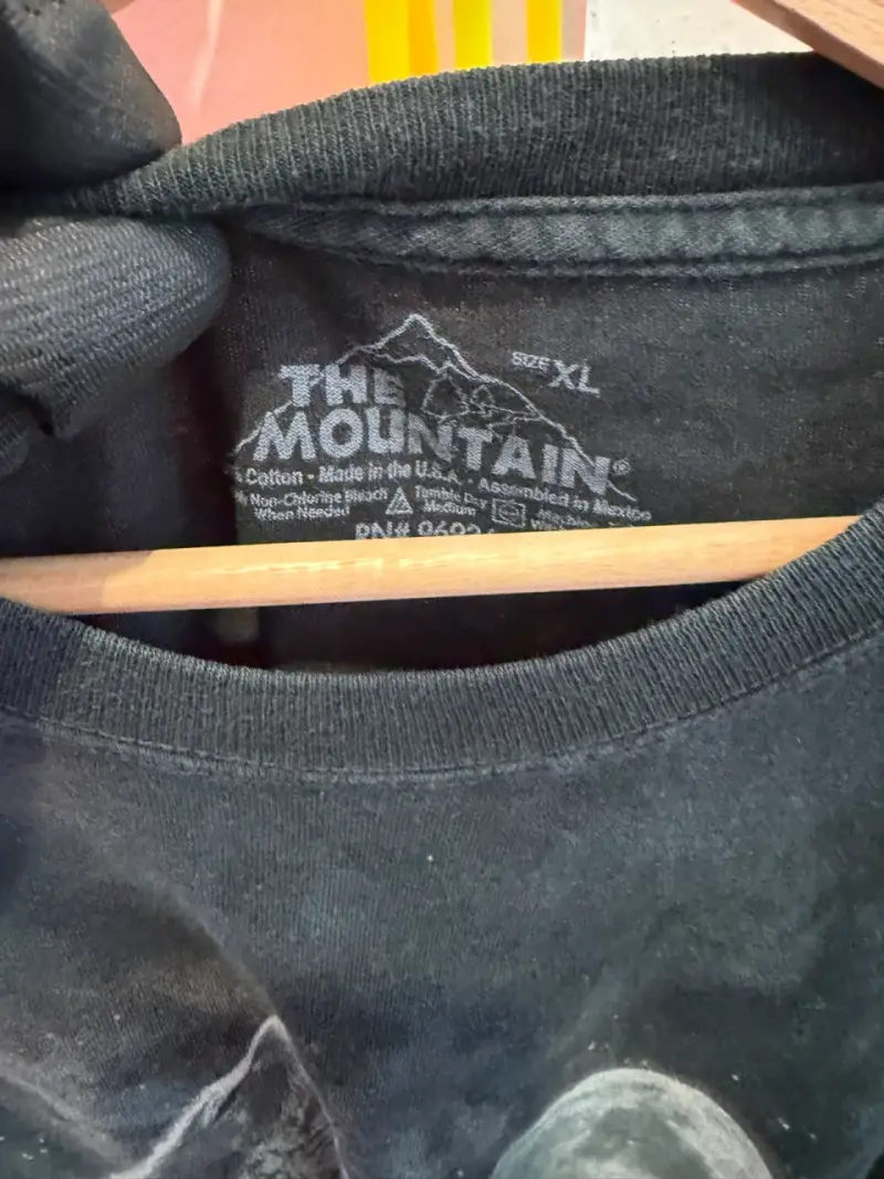 Polera negra verde lobos The Mountain vintage - 2