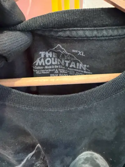 Polera negra verde lobos The Mountain vintage - miniatura 2