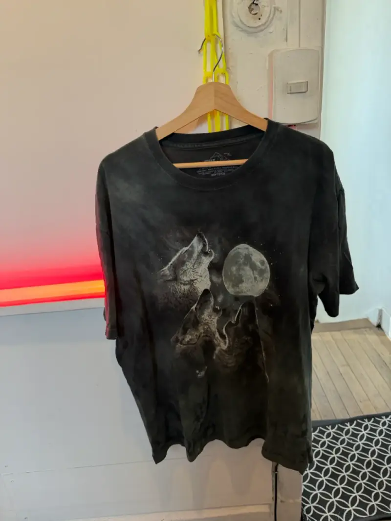 Polera negra verde lobos The Mountain vintage - 3