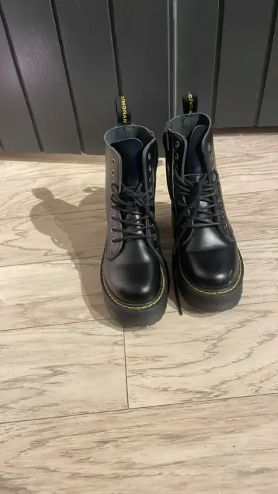Botas negras de cuero estilo militar - miniatura 1