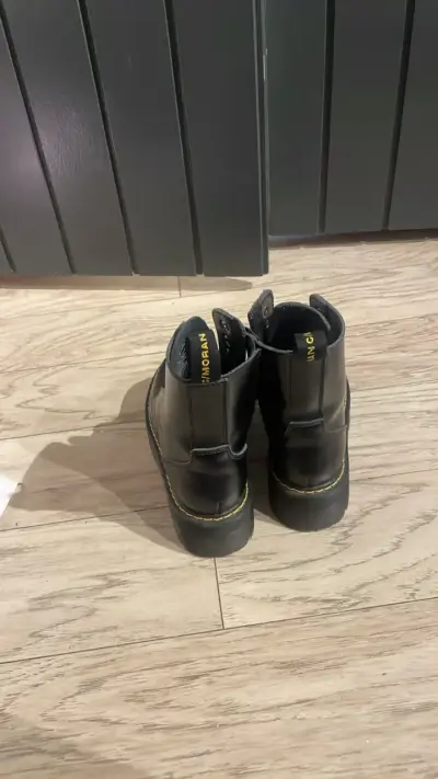 Botas negras de cuero estilo militar - miniatura 4