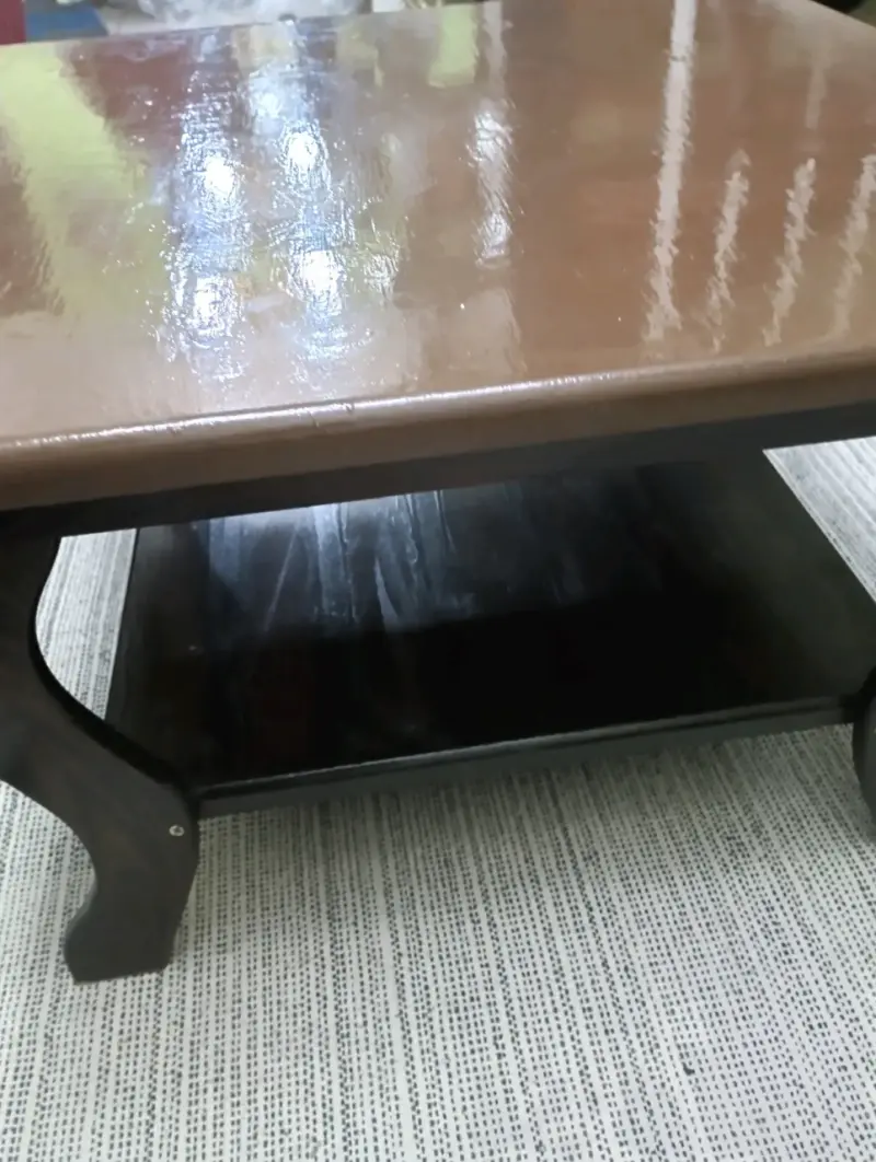 Mesa de centro de madera barnizada - 2