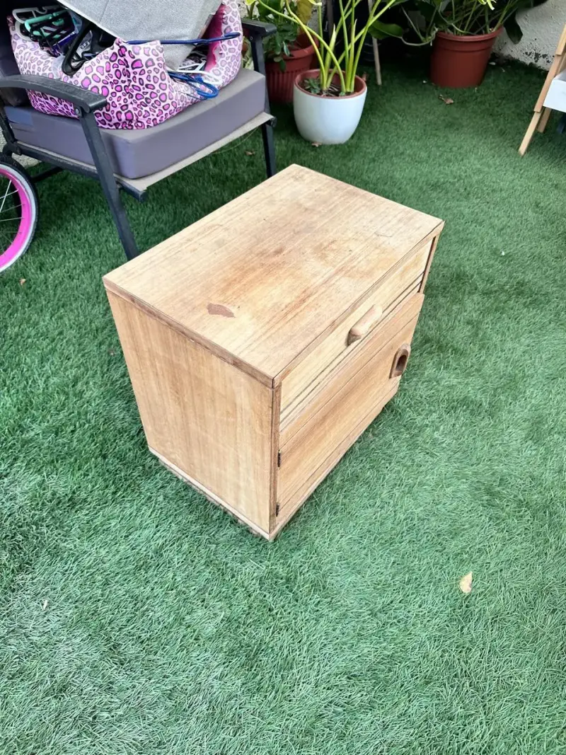 Mesa de noche de madera con cajones.52x34x50 - 2