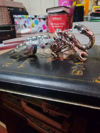Escultura decorativa de escorpión metálico - miniatura 1