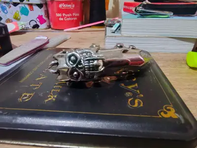 Anillo de metal con diseño de calavera - miniatura 1