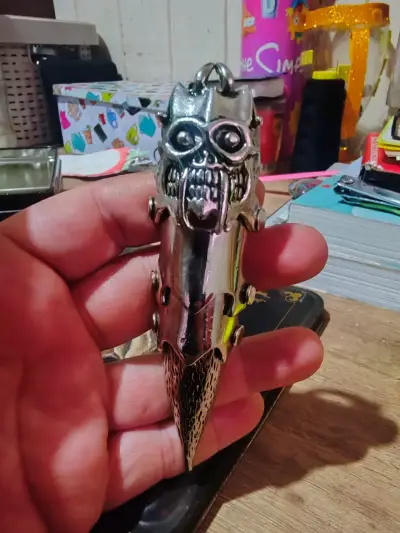 Anillo de metal con diseño de calavera - miniatura 2
