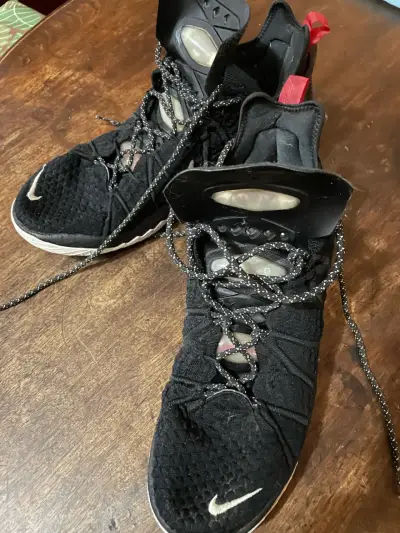 Zapatillas LeBron XVIII talla 11 us - miniatura 1