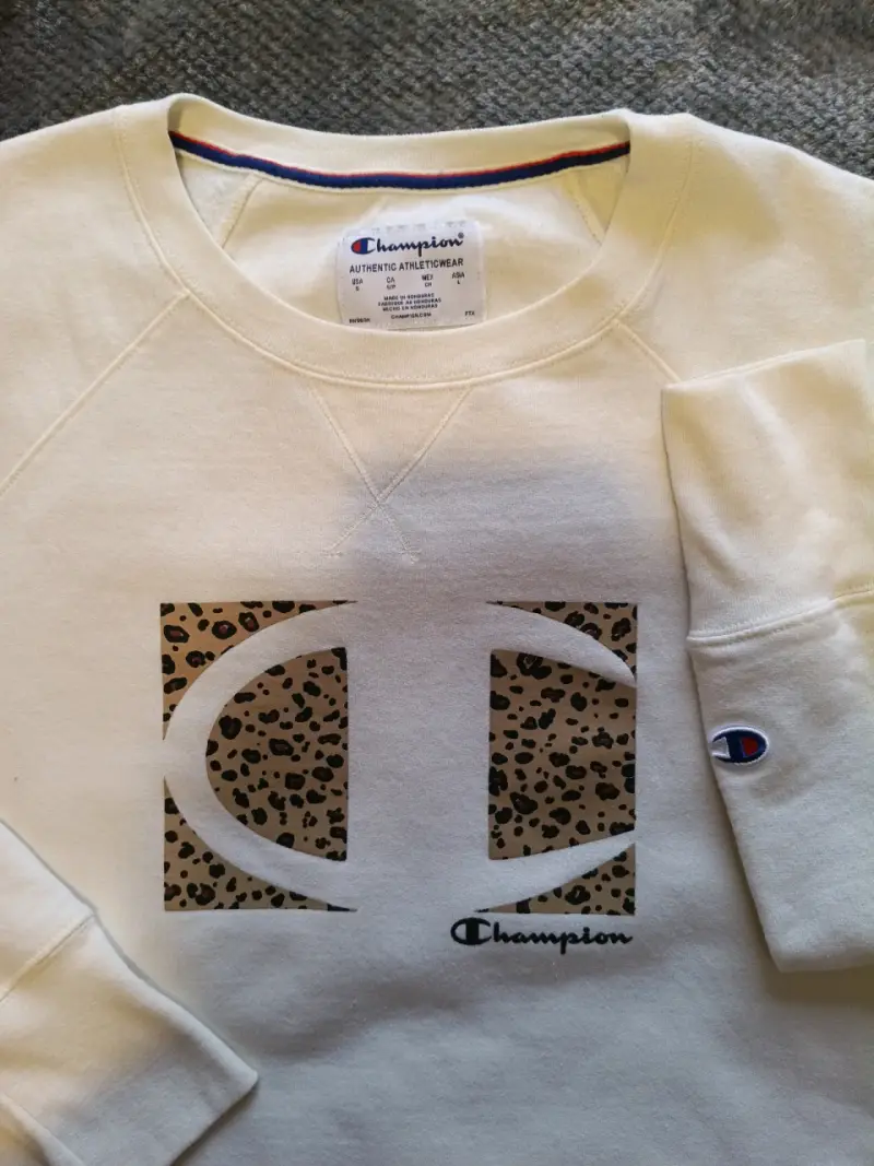 Polerón Champion beige con diseño animal print - 3