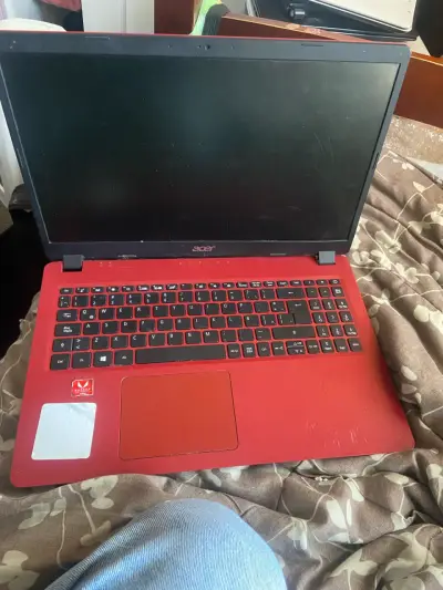 Laptop Acer Aspire roja en buen estado - miniatura 1