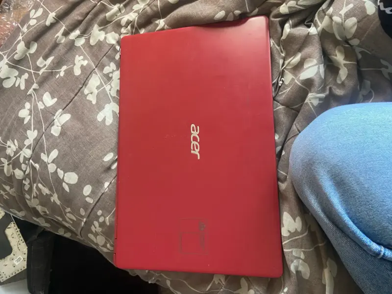 Laptop Acer Aspire roja en buen estado - 2