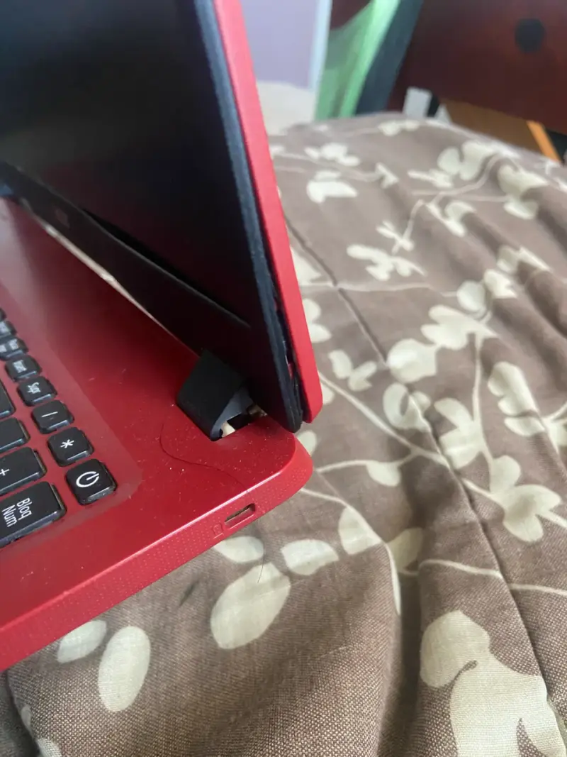 Laptop Acer Aspire roja en buen estado - 3