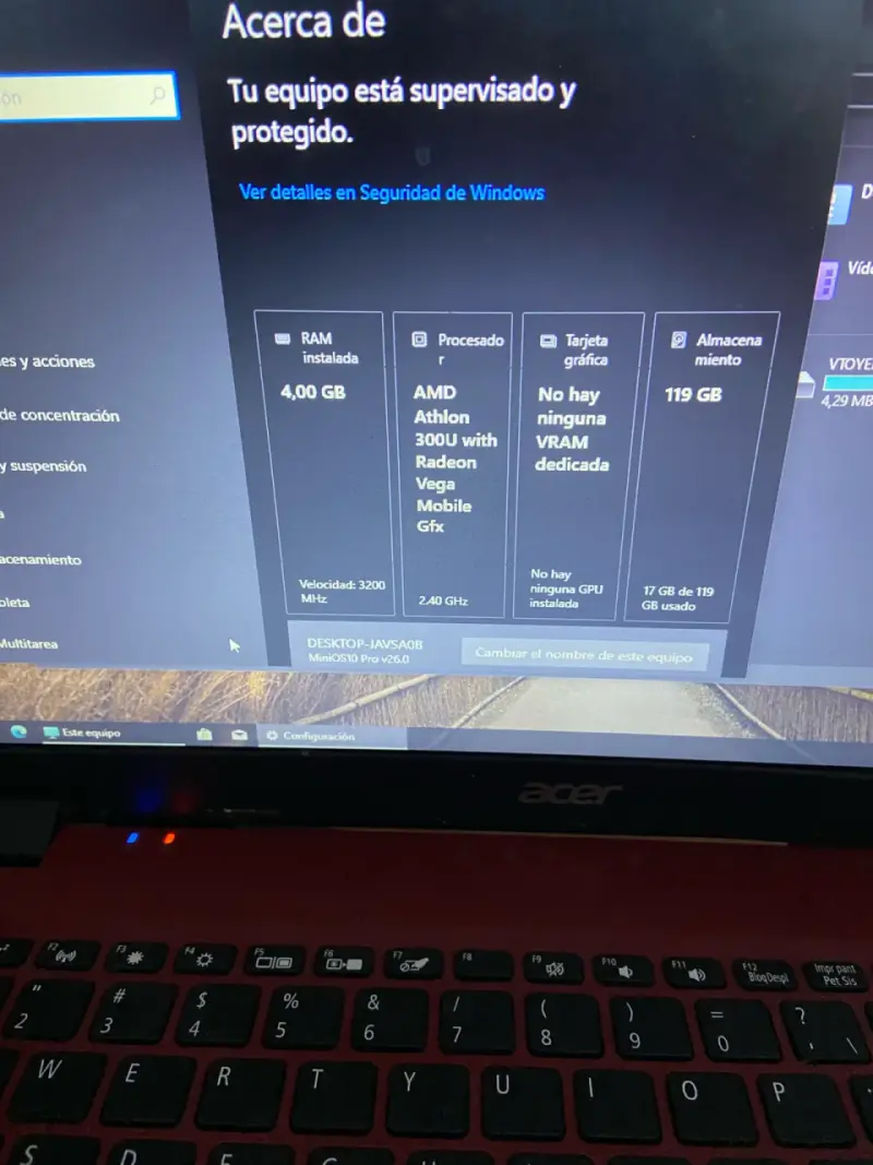 Laptop Acer Aspire roja en buen estado - 5