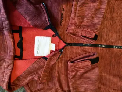 Chaqueta deportiva roja O'Neill con capucha - miniatura 3
