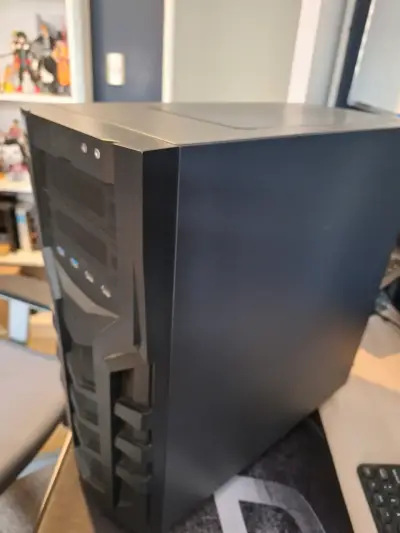 Gabinete de PC Sharkoon con panel lateral de vidri - miniatura 1