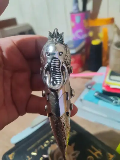 Anillo de metal con diseño de dragón - miniatura 1