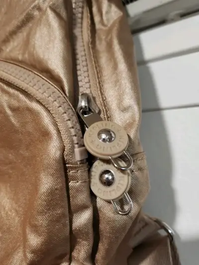 Mochila Kipling dorada con cierre resistente - miniatura 2