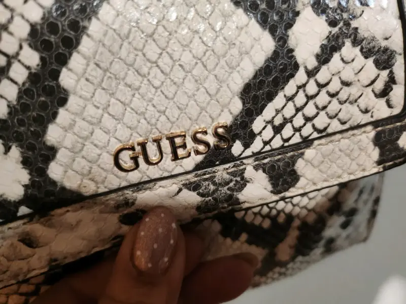 Cartera Guess con diseño de serpiente - 2
