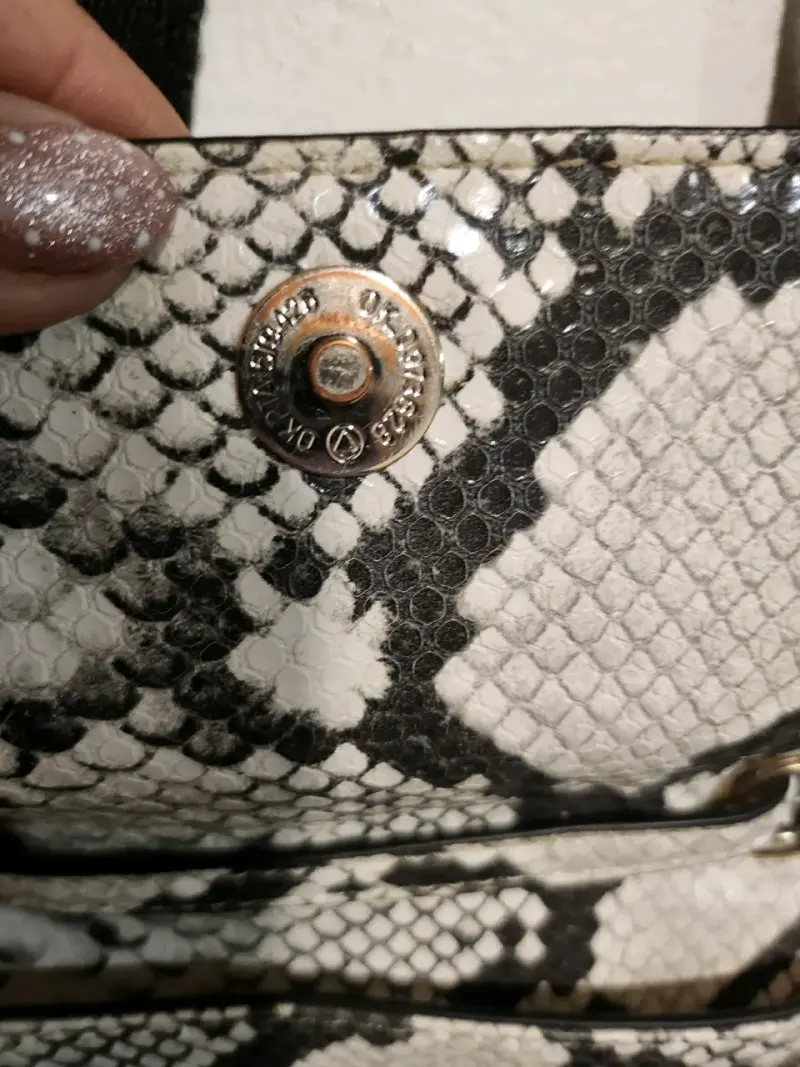 Cartera Guess con diseño de serpiente - 3