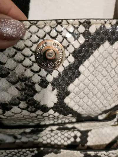 Cartera Guess con diseño de serpiente - miniatura 3