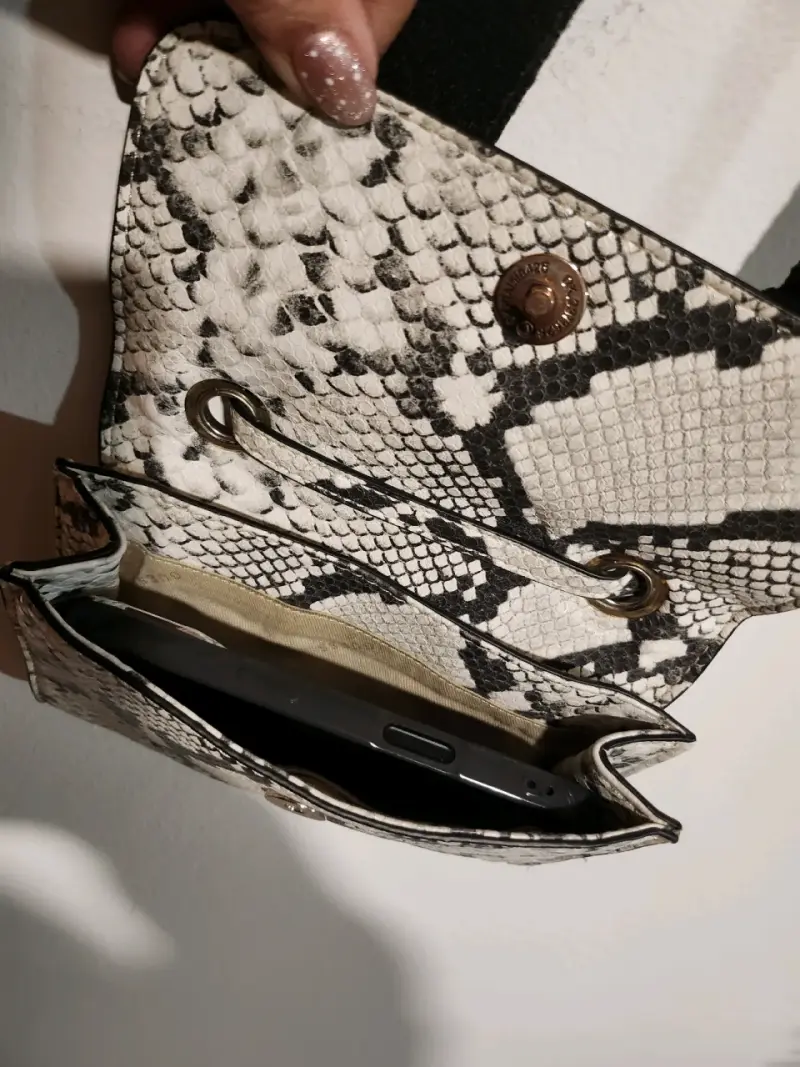 Cartera Guess con diseño de serpiente - 4