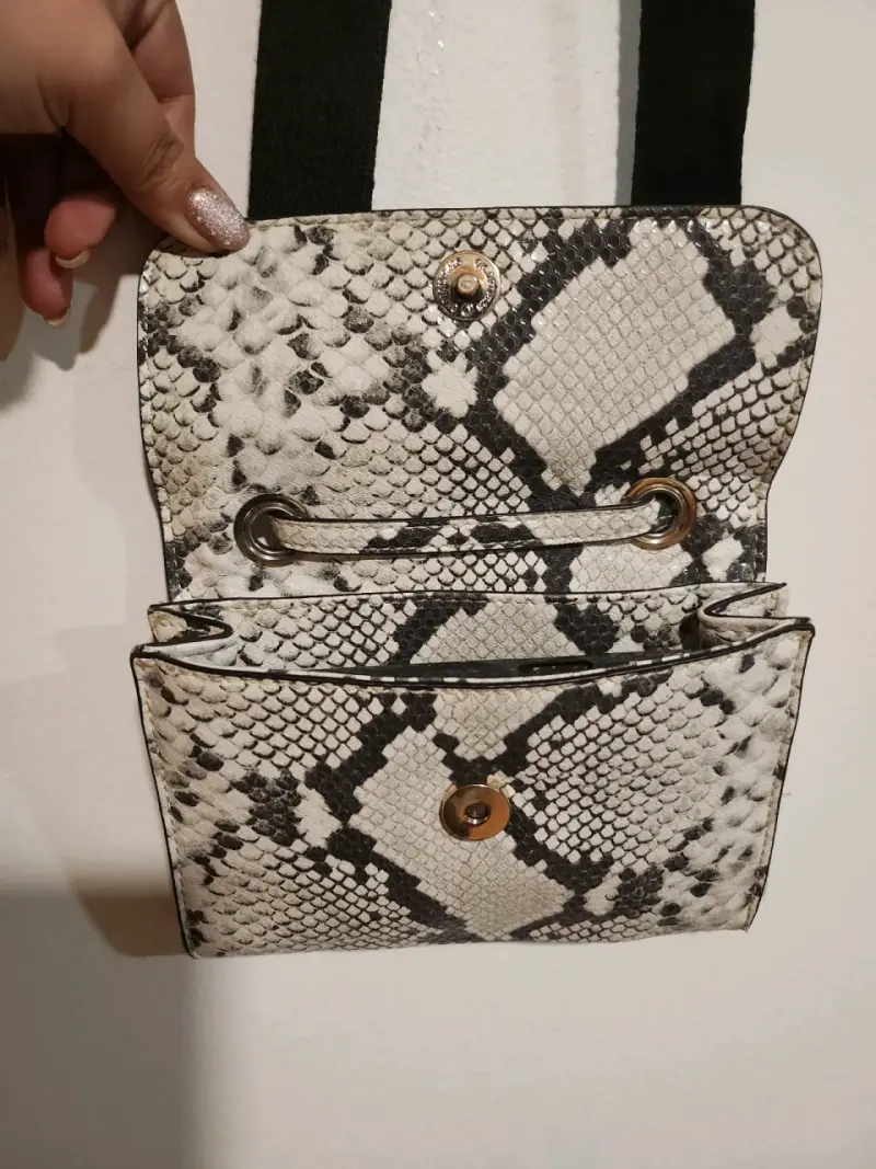 Cartera Guess con diseño de serpiente - 5