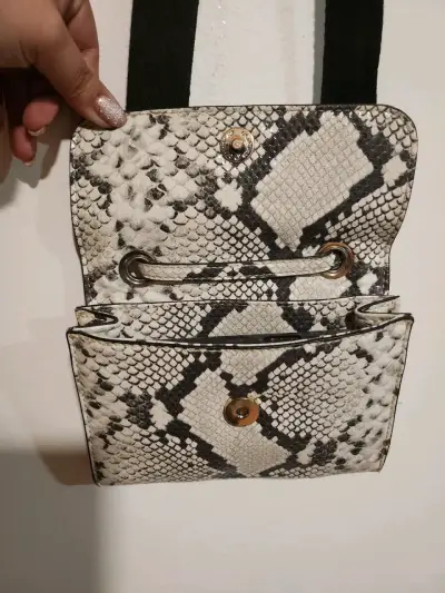 Cartera Guess con diseño de serpiente - miniatura 5