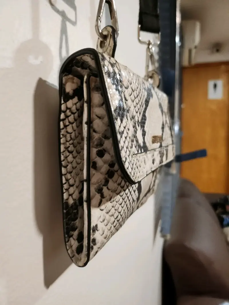 Cartera Guess con diseño de serpiente - 6