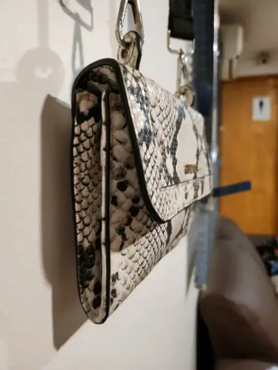 Cartera Guess con diseño de serpiente - miniatura 6
