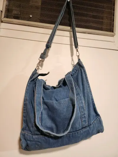 Bolso de mezclilla azul con correa ajustable - miniatura 2