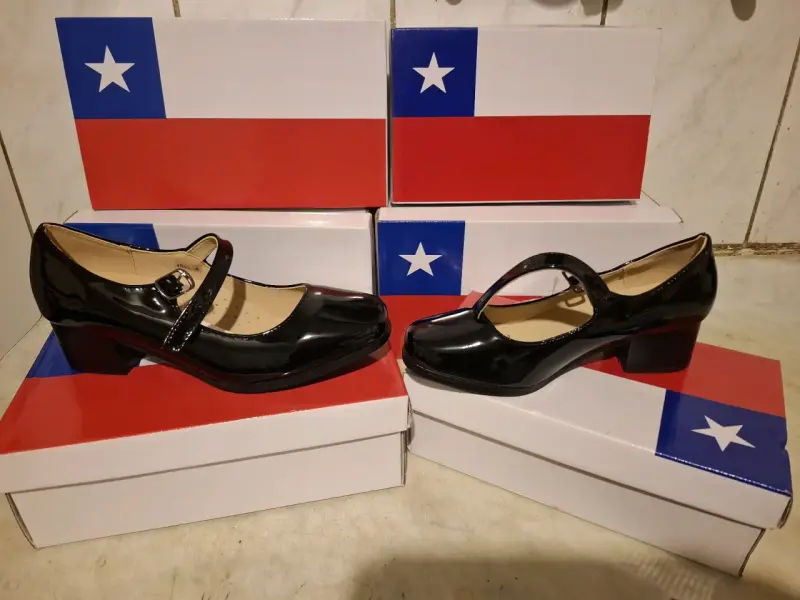 Zapatos de charol negro con tacón bajo - 1