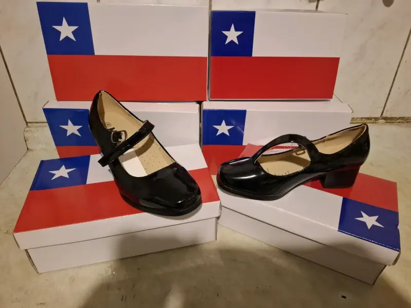 Zapatos de charol negro con tacón bajo - 2