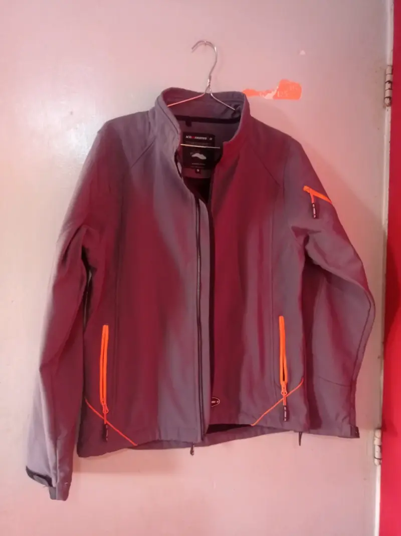 Chaqueta Kompressor impermeable gris con detalles naranjas - 4