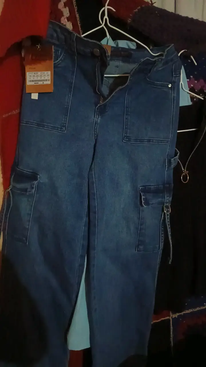 Pantalones cargo de mezclilla azul para mujer - 4