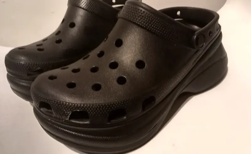 Zuecos Crocs Unisex Negros Cómodos - 1