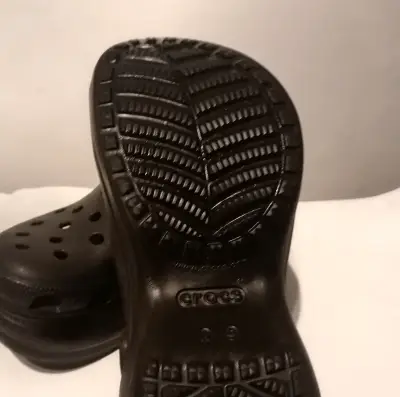 Zuecos Crocs Unisex Negros Cómodos - miniatura 2