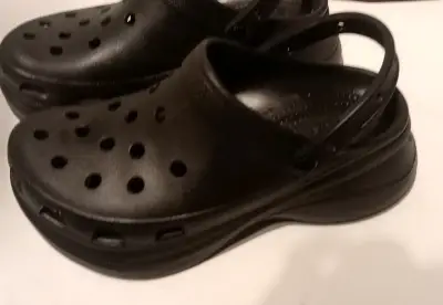 Zuecos Crocs Unisex Negros Cómodos - miniatura 3