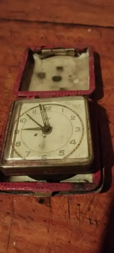 Reloj despertador vintage de viaje en estuche - miniatura 1