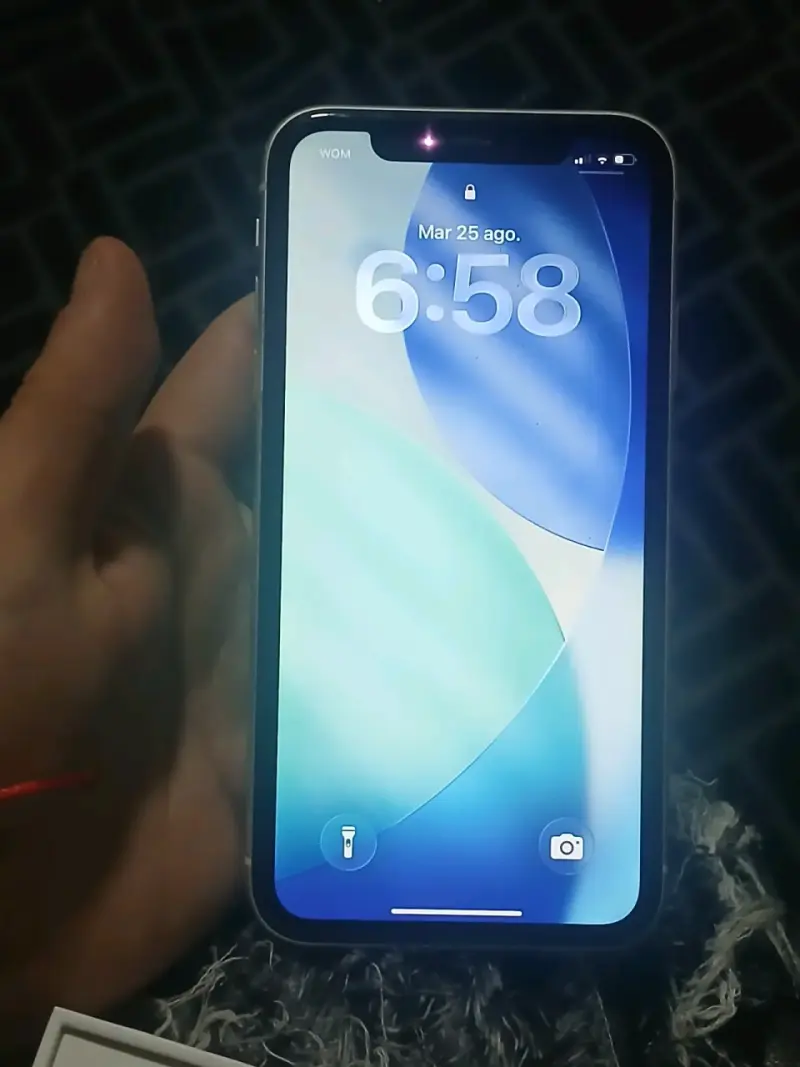 iPhone 11 Blanco en Buen Estado - 4
