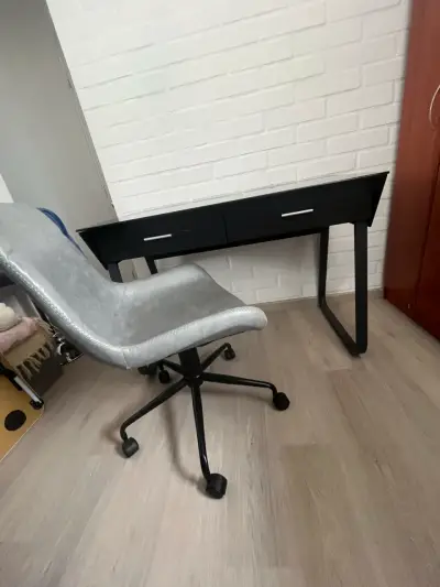 Escritorio negro con silla ergonómica gris - miniatura 1