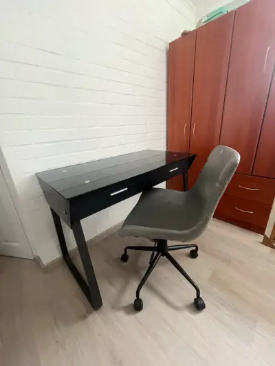 Escritorio negro con silla ergonómica gris - miniatura 2