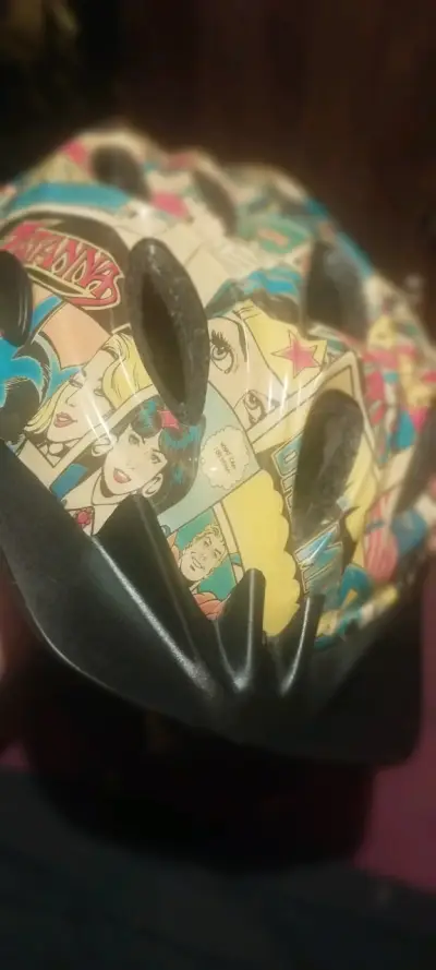 Casco de bicicleta con diseño de cómic - miniatura 1